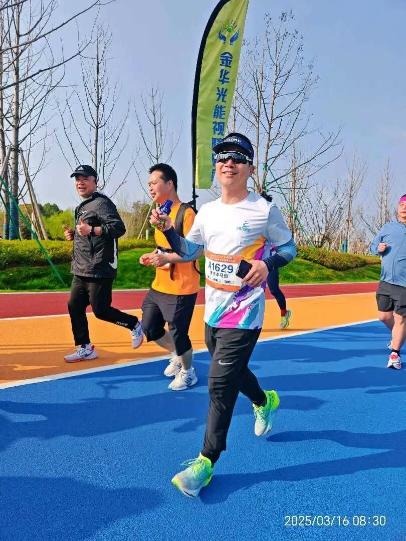 奔跑中的李春龙 跑友陶熙斌/摄